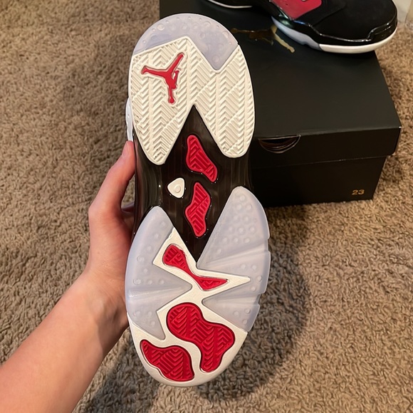 Jordan Retro 6 - Size- 7Y but also can fit like a Women’s size: 9 - Picture 4 of 5